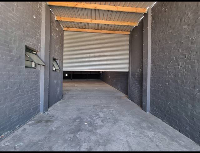 1,200M² WAREHOUSE TO LET IN TRIANGLE FARM